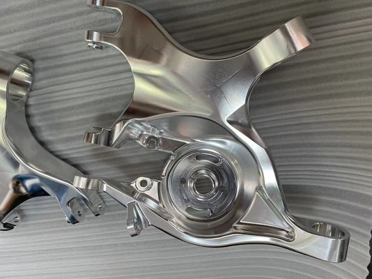Bagian mobil aluminium yang terbuat dari 5 sumbu CNC, Kompleks Aluminium swing arm